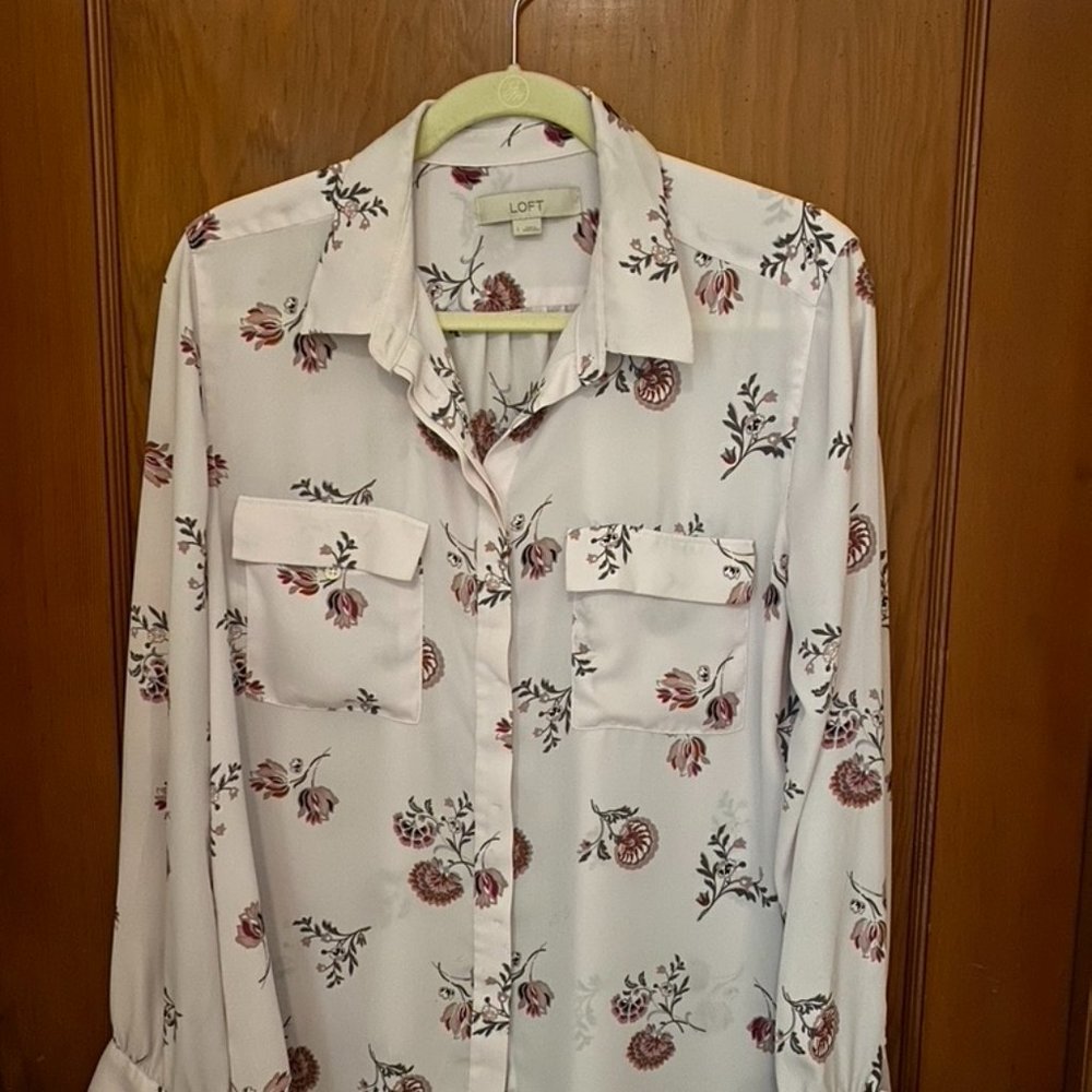 LOFT 2-pocket blouse, pink flowers, size L,